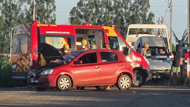 Colisão entre dois carros deixa mulher ferida no Bairro Alvino Albino, em Catalão