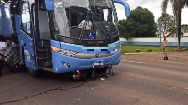 Motociclista fica gravemente ferida após bater em ônibus, em Caldas Novas