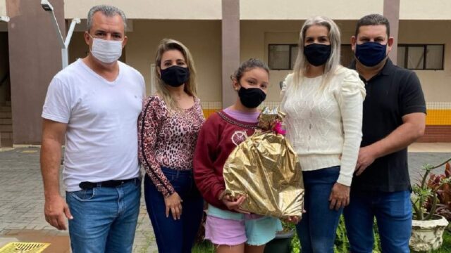 Em Ouvidor alunos do 5° ano do ensino fundamental recebem lembrança de Natal