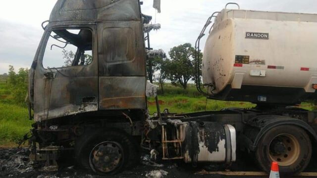 Carreta carregada com óleo vegetal pega fogo na GO-213 próximo a Caldas Novas