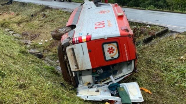 Ambulância que transportava criança de Pontalina para Goiânia capota na BR-153