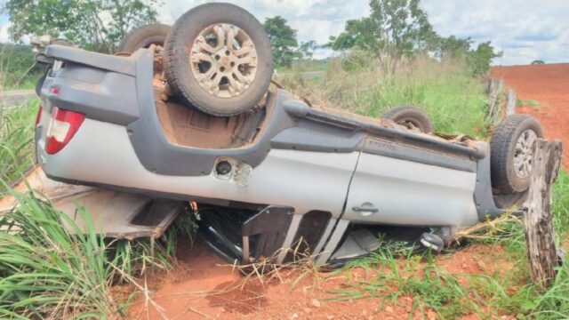 Motorista perde controle de picape e capota na GO-210, em Davinópolis