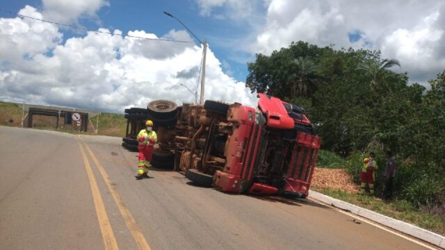 Motorista fica ferido após carreta tombar na GO-213 em Campo Alegre de Goiás