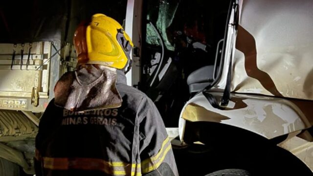 Colisão traseira entre caminhões deixa motorista ferido na BR-050 entre Catalão e Araguari