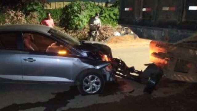 Motorista de carro fica ferida ao bater em caminhão estacionado, em Catalão