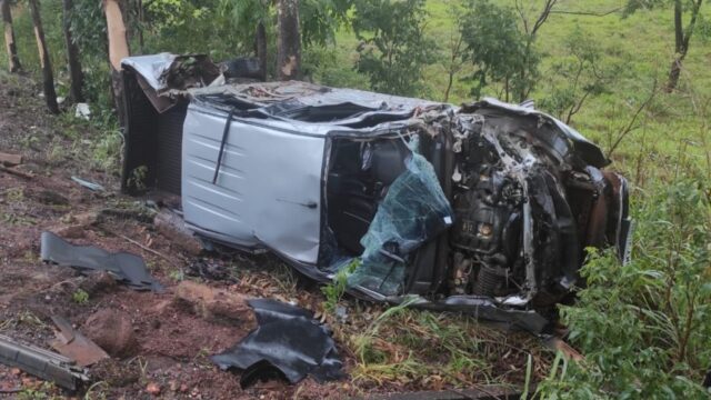 Três pessoas ficam feridas após caminhonete capotar entre Marzagão e Água Limpa