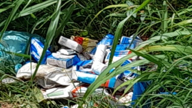 Medicamentos são descartados incorretamente em terreno baldio em Catalão