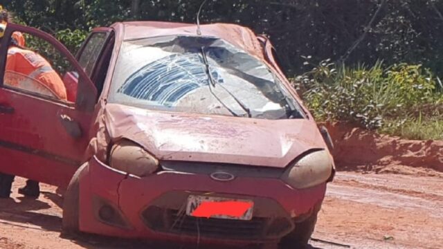 Motorista fica ferido após carro capotar na MG-413 no município de Araguari