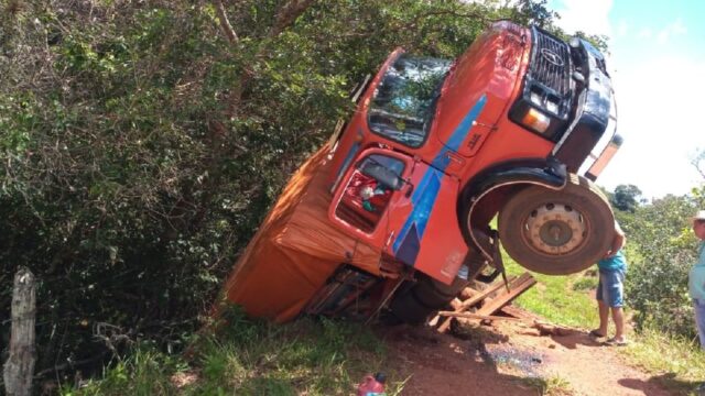 Caminhão tomba após ponte de madeira ceder e carga de fertilizantes cai em córrego em Cascalho Rico