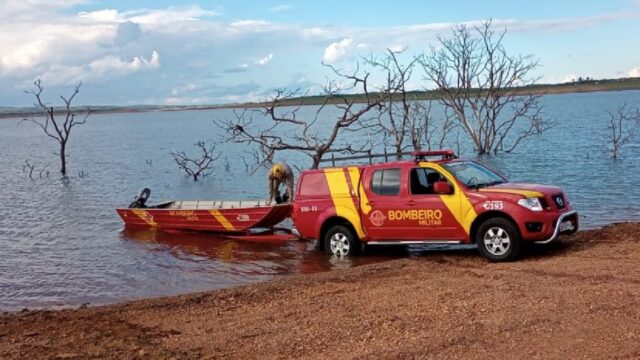 Com apoio do Zap Catalão, bombeiros resgatam pescador no lago Serra do Facão após cair de canoa