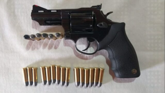 Homem é preso por disparo e posse irregular de arma de fogo após atirar contra carro em Orizona