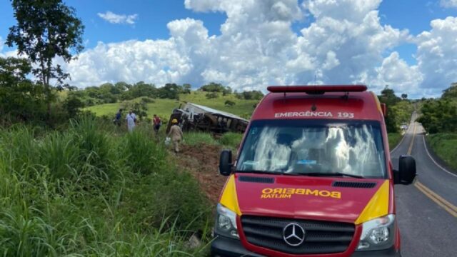 Caminhão capota na GO-210 e deixa dois feridos entre Goiandira e Nova Aurora