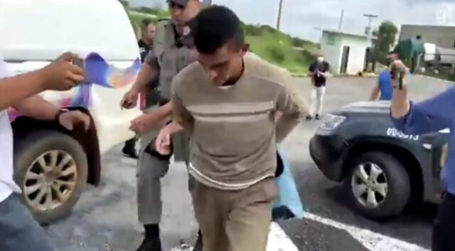 Caseiro suspeito de matar a mulher grávida,  enteada e fazendeiro se entrega após seis dias de fuga em Goiás