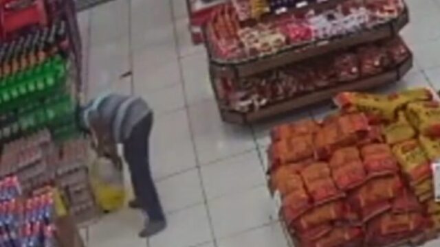 Vídeo: Câmera flagra homem furtando bolsa de cliente em supermercado de Catalão