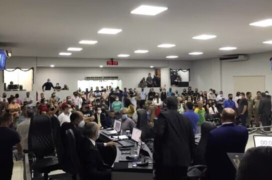 Sessão na Câmara de Caldas Novas tem polícia e secretário agredido a murros