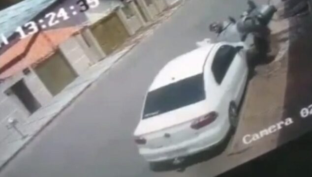 Vídeo: Câmera flagra momento em que motoboy é atropelado por carro em Catalão