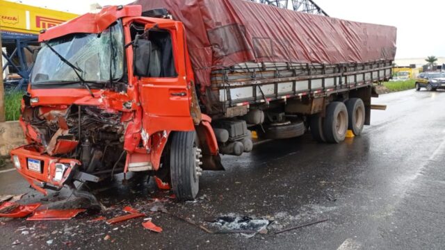 Motorista dorme no volante e colide na traseira de caminhão na BR 153