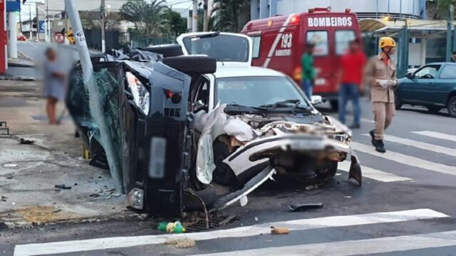 Veículo capota após colisão com carro no Centro de Catalão