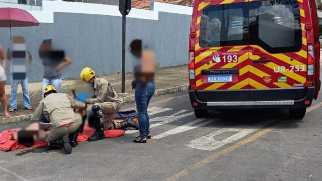 Mulher é encaminhada ao hospital após colisão entre moto e carro em Catalão