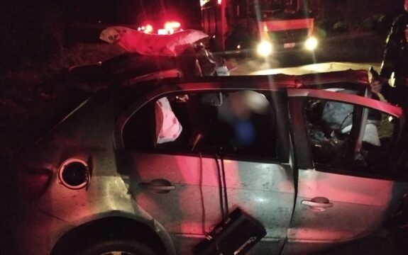 Goiás: Casal e filho de 9 anos morrem após carro bater de frente com caminhão