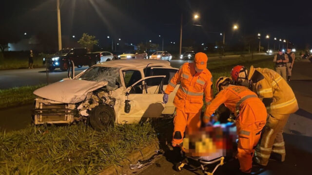 Jovem fica gravemente ferido após batida de frente com carro que fugia da PM em Uberlândia