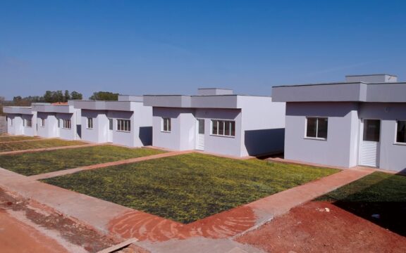 Famílias de Catalão recebem moradias do Governo de Goiás nesta segunda