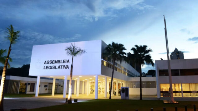 Caiado envia à Alego projeto de lei que aumenta salário de secretários