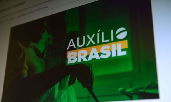 Jair Bolsonaro sanciona lei que institui o Auxílio Brasil, programa de assistência financeira a famílias de baixa renda