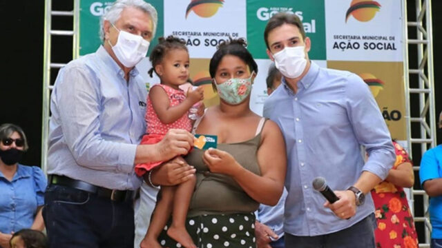 Caiado entrega 2.9 mil cartões do Mães de Goiás em Catalão, Caldas Novas e Novo Gama
