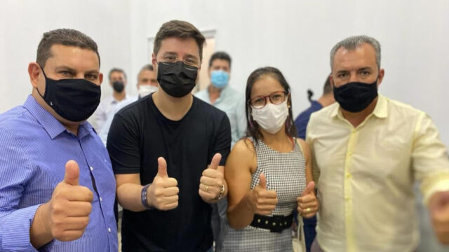 Através de emenda parlamentar coletiva, Ouvidor recebe computadores para educação