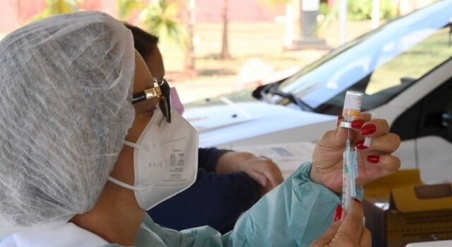 Em Catalão, aplicação de vacina bivalente contra Covid-19 começou nesta segunda-feira (27)