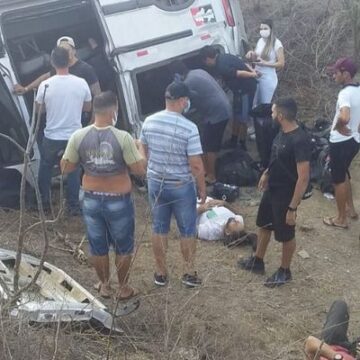 Após show, veículo que levava banda de Gusttavo Lima capota na BR-230