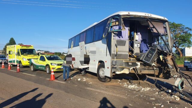 Ônibus tem frente destruída ao colidir contra carreta na BR050, próximo à Catalão