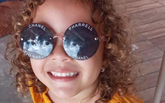 Criança de Pires do Rio com tumor ósseo chora de dor à espera de cirurgia pela rede pública em Goiás