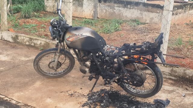 Moto é encontrada incendiada em Catalão