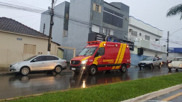 Colisão entre carro e moto deixa homem ferido no Bairro São João em Catalão