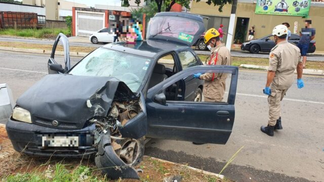 Duas pessoas ficam feridas após carro bater contra muro na Avenida Margon, em Catalão