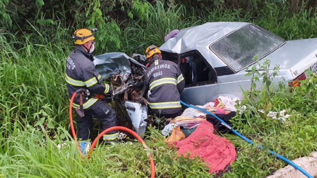 Motorista morre em acidente com carro e dois caminhões na GO-330, em Catalão