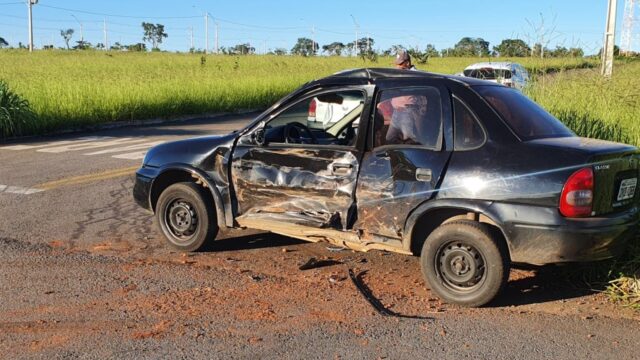 Acidente entre carro e caminhonete deixa passageiro ferido, em Catalão