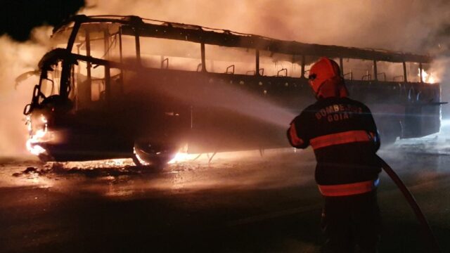 Ônibus pega fogo na BR-050, no município de Catalão