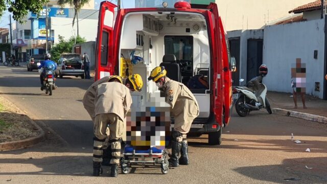 Vídeo: Mulher fica ferida após colisão entre moto e carro no bairro Castelo Branco I, em Catalão