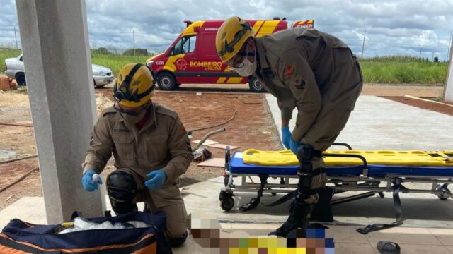 Bombeiros resgatam trabalhador que caiu de telhado em Catalão