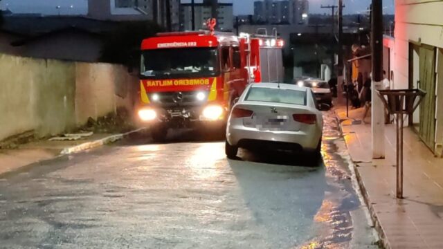 Bombeiros combatem incêndio em residência no Bairro São João, em Catalão