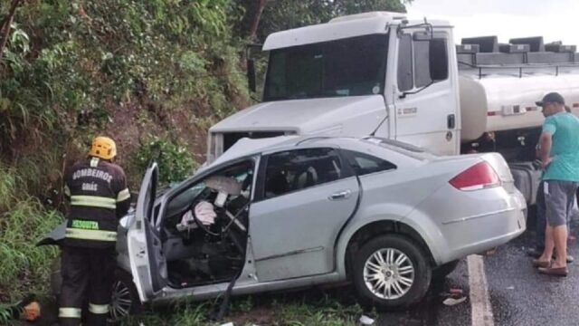 Acidente envolvendo três veículos deixa uma pessoa gravemente ferida em Caldas Novas