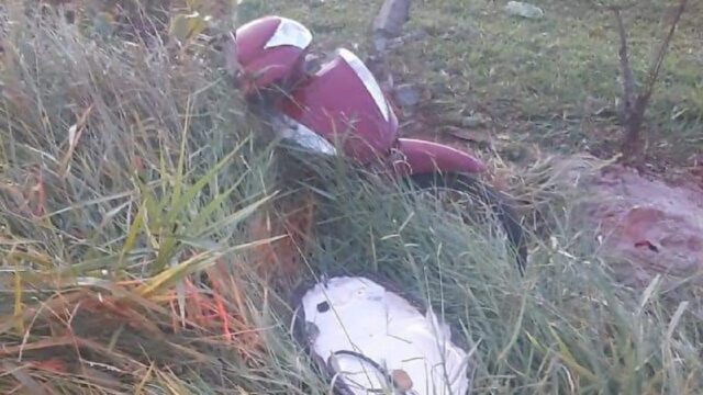 Motorista embriagado atinge moto, capota carro e deixa duas pessoas feridas, em Caldas Novas