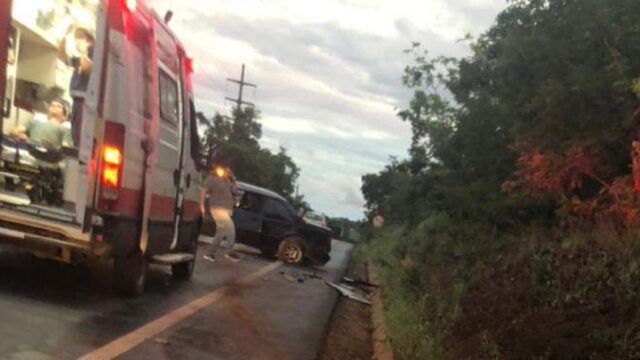 Veículo capota após desviar de animal na GO-139, em Caldas Novas
