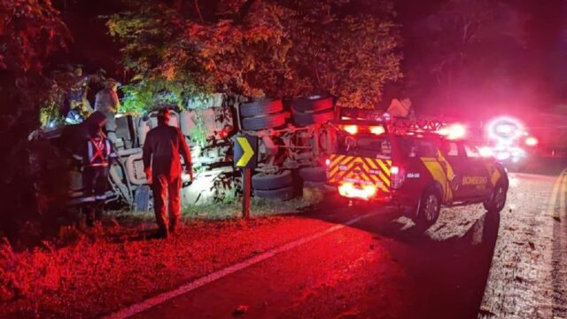 Caminhão tomba e motorista fica ferido na GO-139 em Corumbaíba