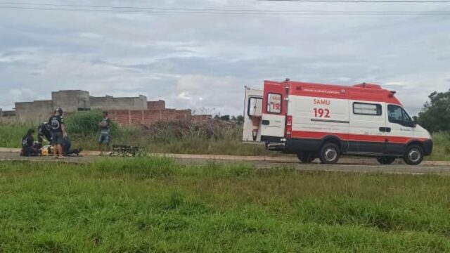 Motociclista fica ferido após bater em um cachorro em Caldas Novas