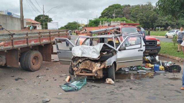 Colisão entre três veículos deixa duas vitimas feridas em Araguari