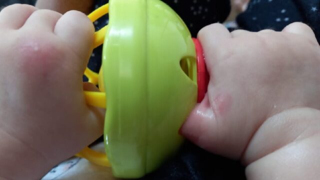 Em Catalão, Bebê de 5 meses prende dedo em brinquedo e bombeiros precisam cortar o objeto